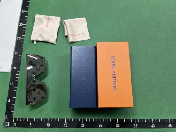 Louis Vuitton Sunglasses( 36 + styles)