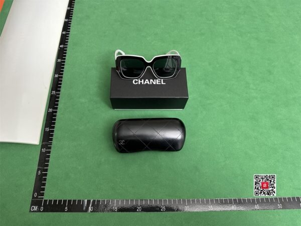 Chanel CC Logo Sunglasses [19 styles]