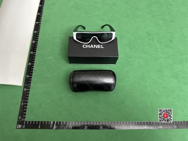 Chanel CC Logo Sunglasses [19 styles]